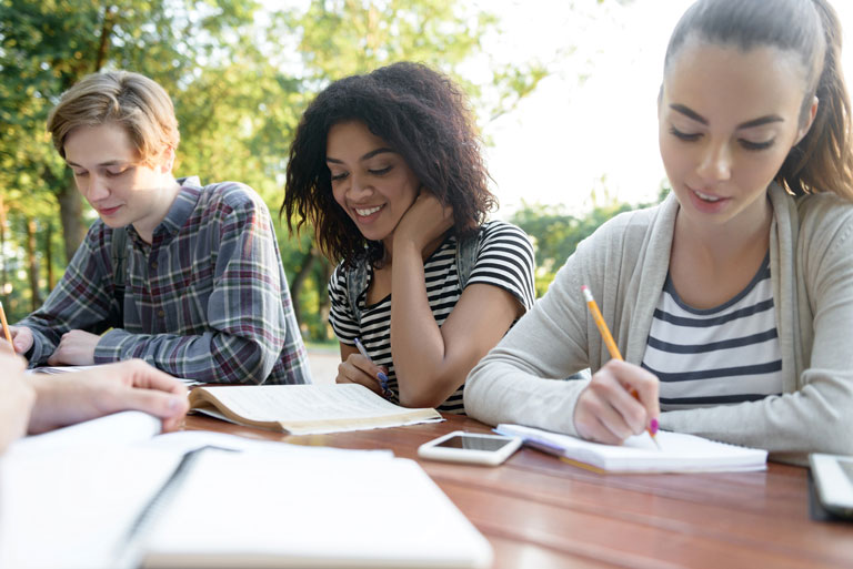 4 benefícios de estudar em grupo