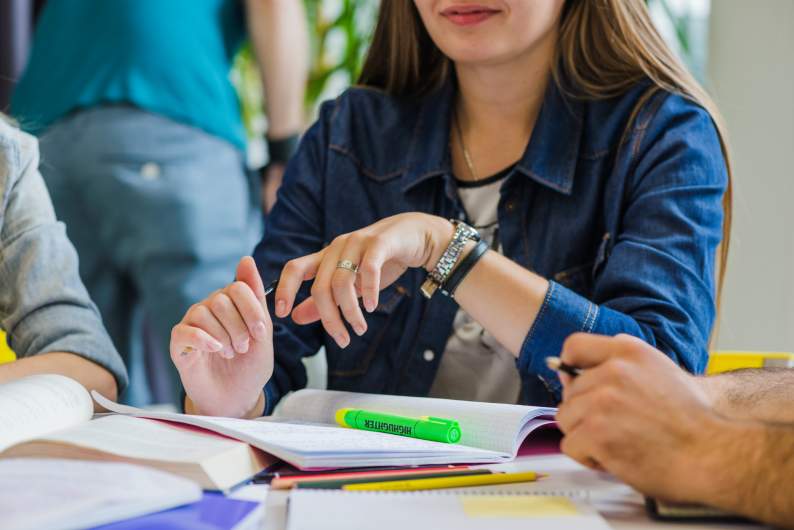 menina na mesa com livros