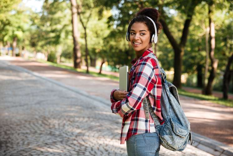 mulher caminhando ao ar livre no parque