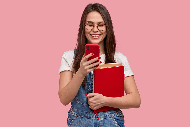 Estudante feliz estudando