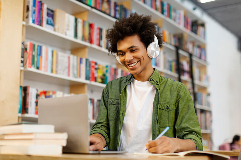 Estudante estudando na biblioteca da faculdade educação novas habilidades