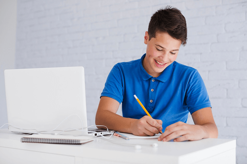 Menino adolescente fazendo lição de casa