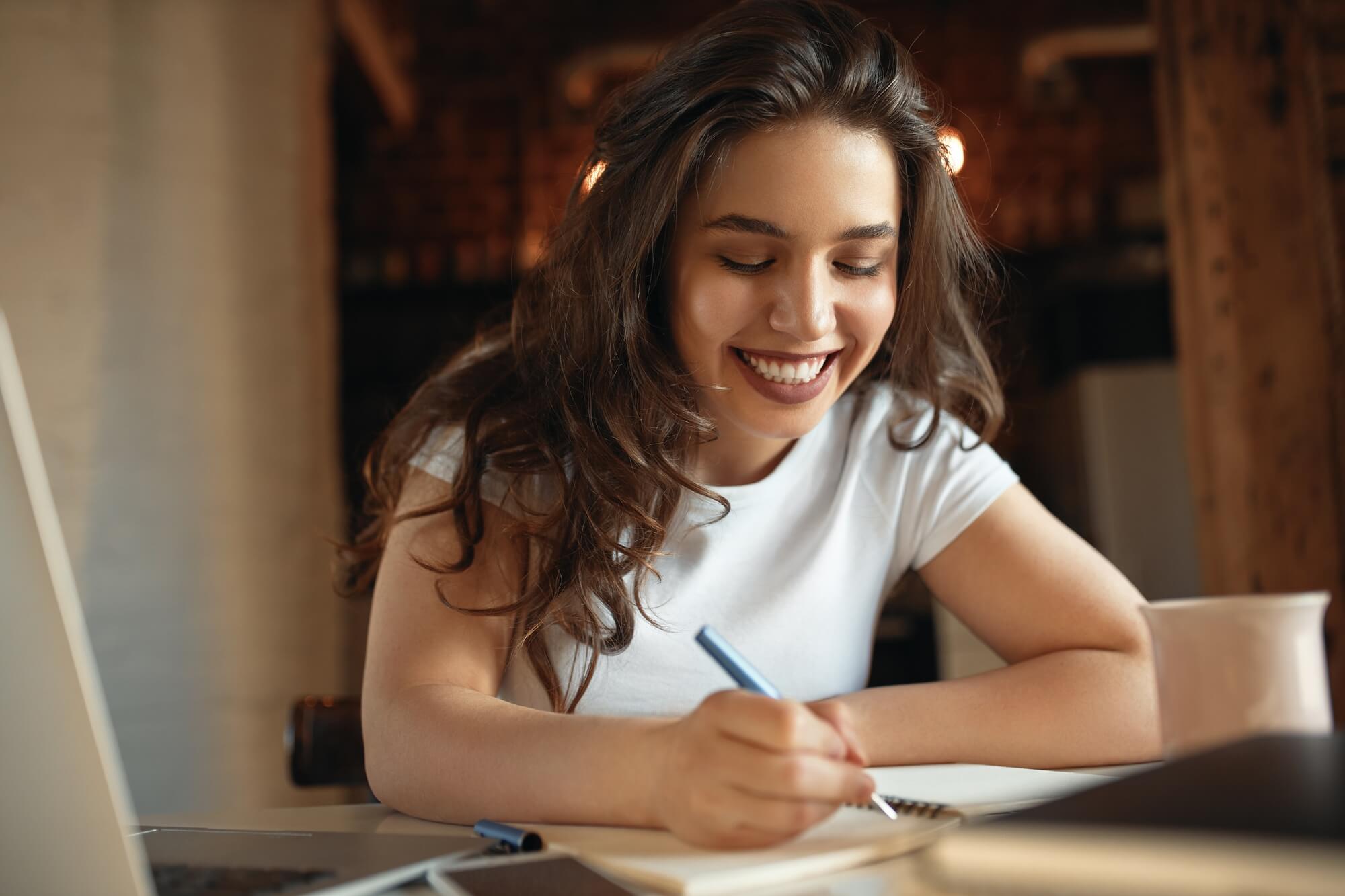 Aluna estudando para prova do ensino médio
